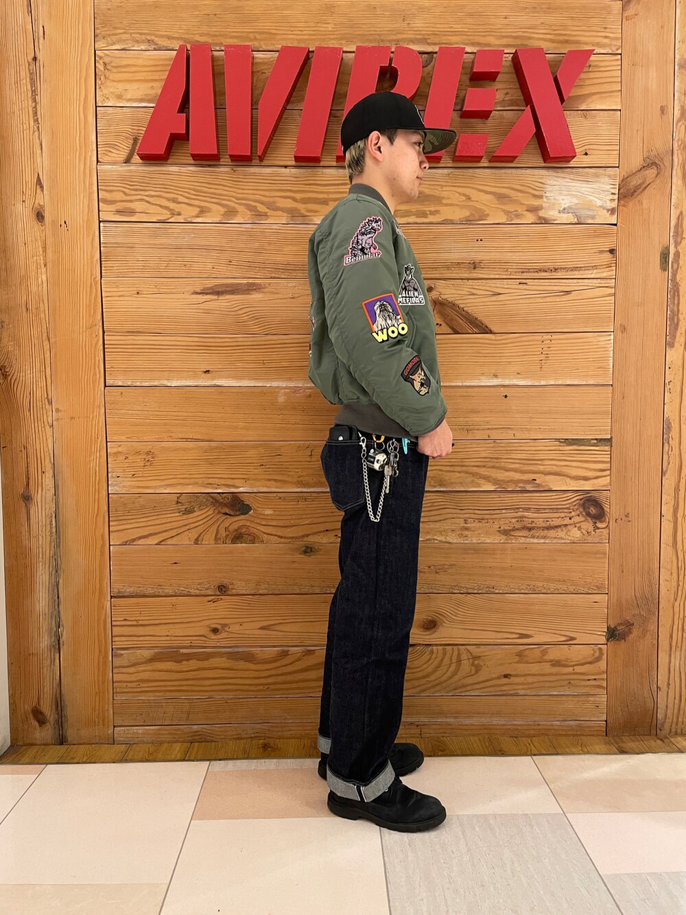 「パーカー、ストリート、AVIREX、レイヤードスタイル、オーバーサイズ、ワイドパンツ、ootd、AVIREXBelle、AVIREX町田店、ファッションの力を信じよう」｜「AVIREXのLONG SLEEVE T-SHIRT EMBROIDERY THE BLUE ANGELS / 長袖 Tシャツ エンブロイダリー ザ ブルーエンジェル / AVIREX / アヴィレックス（Tシャツ/カットソー、ホワイト系）」を使った、ひらいさん（メンズ・174cm）の冬コーディネートの4枚目の写真