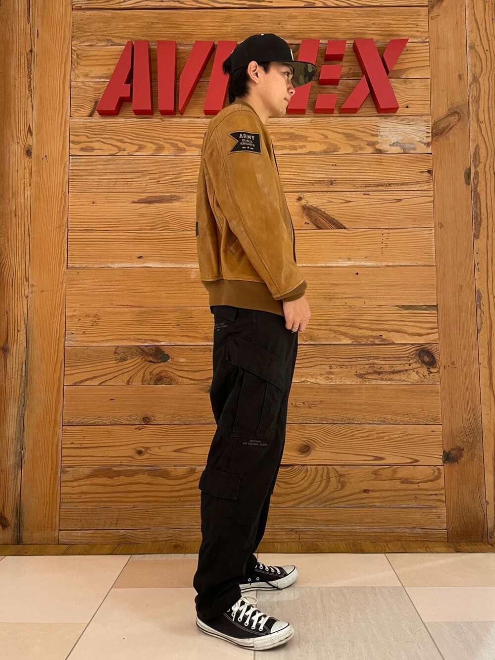 「カジュアル、AVIREX、お出かけコーデ、ootd、秋服、カジュアルコーデ、メンズコーデ、シルバーアクセサリー、AVIREXBelle、ファッションの力を信じよう」｜「AVIREXの《COLLECTION》AIR NATIONAL GUARD 8POCKET CARGO PANTS / エアーナショナルガード 8ポケット カーゴ パンツ / AVIREX / アヴィレックス（カーゴパンツ、ブラック系）」を使った、ひらいさん（メンズ・174cm）の秋コーディネートの4枚目の写真
