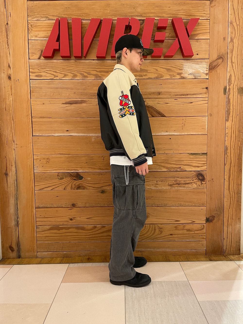 「AVIREX、大人カジュアル、休日スタイル、きれいめカジュアル、ootd、シンプルコーデ、秋冬コーデ、AVIREXBelle、ファッションの力を信じよう、ファッションを楽しもう」｜「AVIREXの《直営店限定》DENIM EASY CARGO PANTS / デニム イージーカーゴパンツ / AVIREX / アヴィレックス（カーゴパンツ、ブラック系）」を使った、ひらいさん（メンズ・174cm）の冬コーディネートの4枚目の写真
