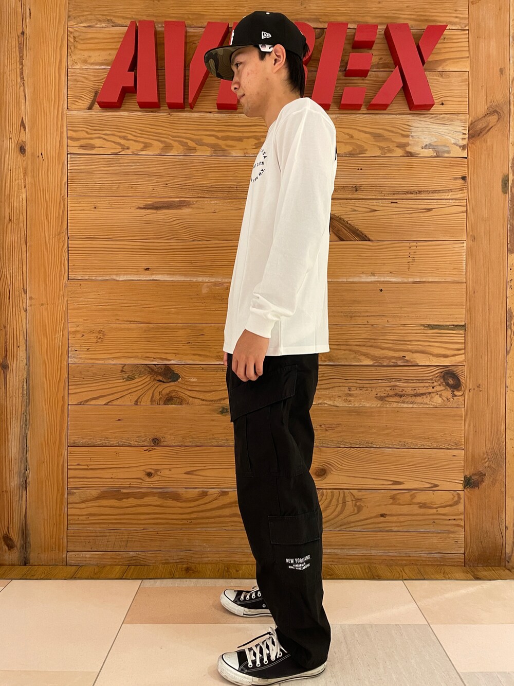 「AVIREX、ootd、シンプルスタイル、今日のコーデ、秋コーデ、秋冬コーデ、お洒落さんとつながりたい、AVIREXBelle、ファッションの力を信じよう、秋服まるっと大公開」｜「AVIREXの《COLLECTION》AIR NATIONAL GUARD 8POCKET CARGO PANTS / エアーナショナルガード 8ポケット カーゴ パンツ / AVIREX / アヴィレックス（カーゴパンツ、ブラック系）」を使った、ひらいさん（メンズ・174cm）の秋コーディネートの3枚目の写真