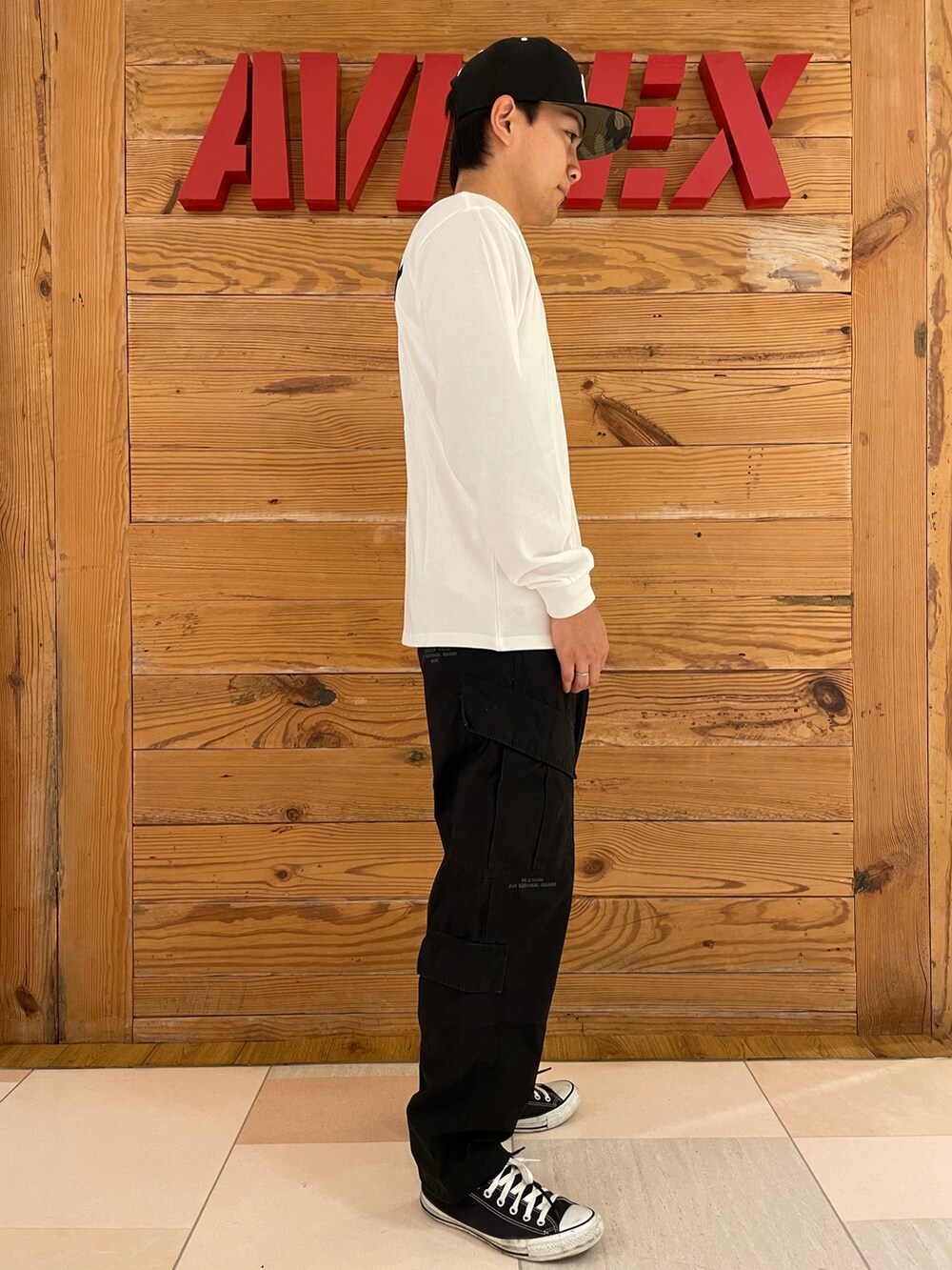 「AVIREX、ootd、シンプルスタイル、今日のコーデ、秋コーデ、秋冬コーデ、お洒落さんとつながりたい、AVIREXBelle、ファッションの力を信じよう、秋服まるっと大公開」｜「AVIREXの《COLLECTION》AIR NATIONAL GUARD 8POCKET CARGO PANTS / エアーナショナルガード 8ポケット カーゴ パンツ / AVIREX / アヴィレックス（カーゴパンツ、ブラック系）」を使った、ひらいさん（メンズ・174cm）の秋コーディネートの4枚目の写真