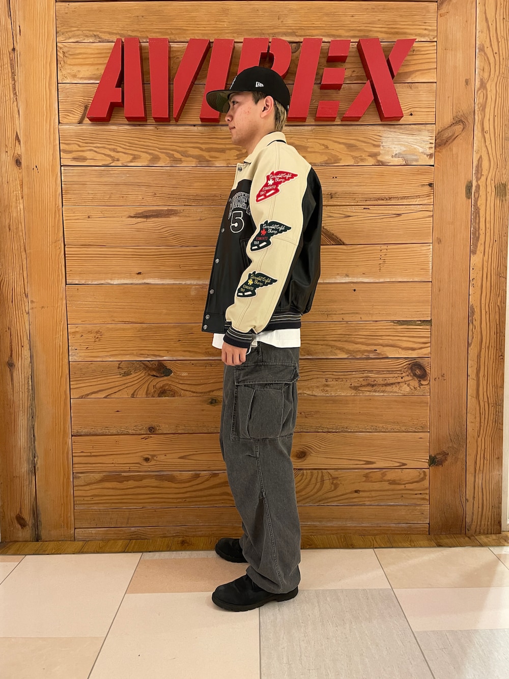 「AVIREX、大人カジュアル、休日スタイル、きれいめカジュアル、ootd、シンプルコーデ、秋冬コーデ、AVIREXBelle、ファッションの力を信じよう、ファッションを楽しもう」｜「AVIREXの《直営店限定》DENIM EASY CARGO PANTS / デニム イージーカーゴパンツ / AVIREX / アヴィレックス（カーゴパンツ、ブラック系）」を使った、ひらいさん（メンズ・174cm）の冬コーディネートの3枚目の写真
