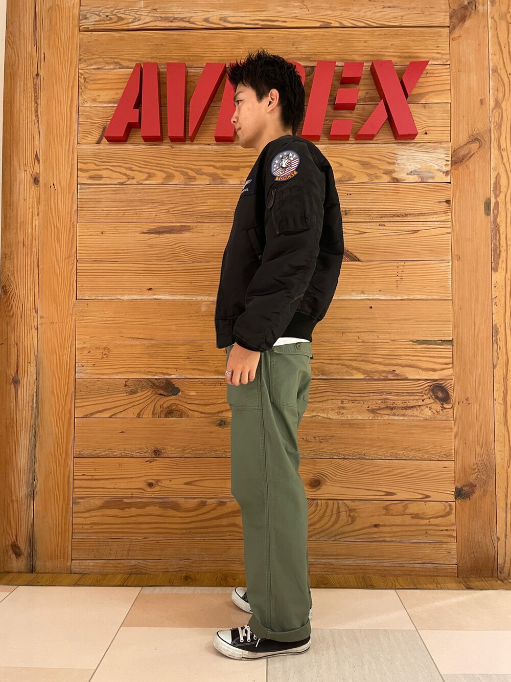 「ミリタリー、秋のコーデ、AVIREX、秋ファッション、ootd、シンプルスタイル、ストリートコーデ、メンズコーデ、AVIREXBelle、ファッションの力を信じよう」｜「AVIREXの【先行予約 7月上旬-7月中旬入荷予定】BAKER PANTS / ベイカー パンツ（パンツ、グリーン系）」を使った、ひらいさん（メンズ・174cm）の秋コーディネートの3枚目の写真