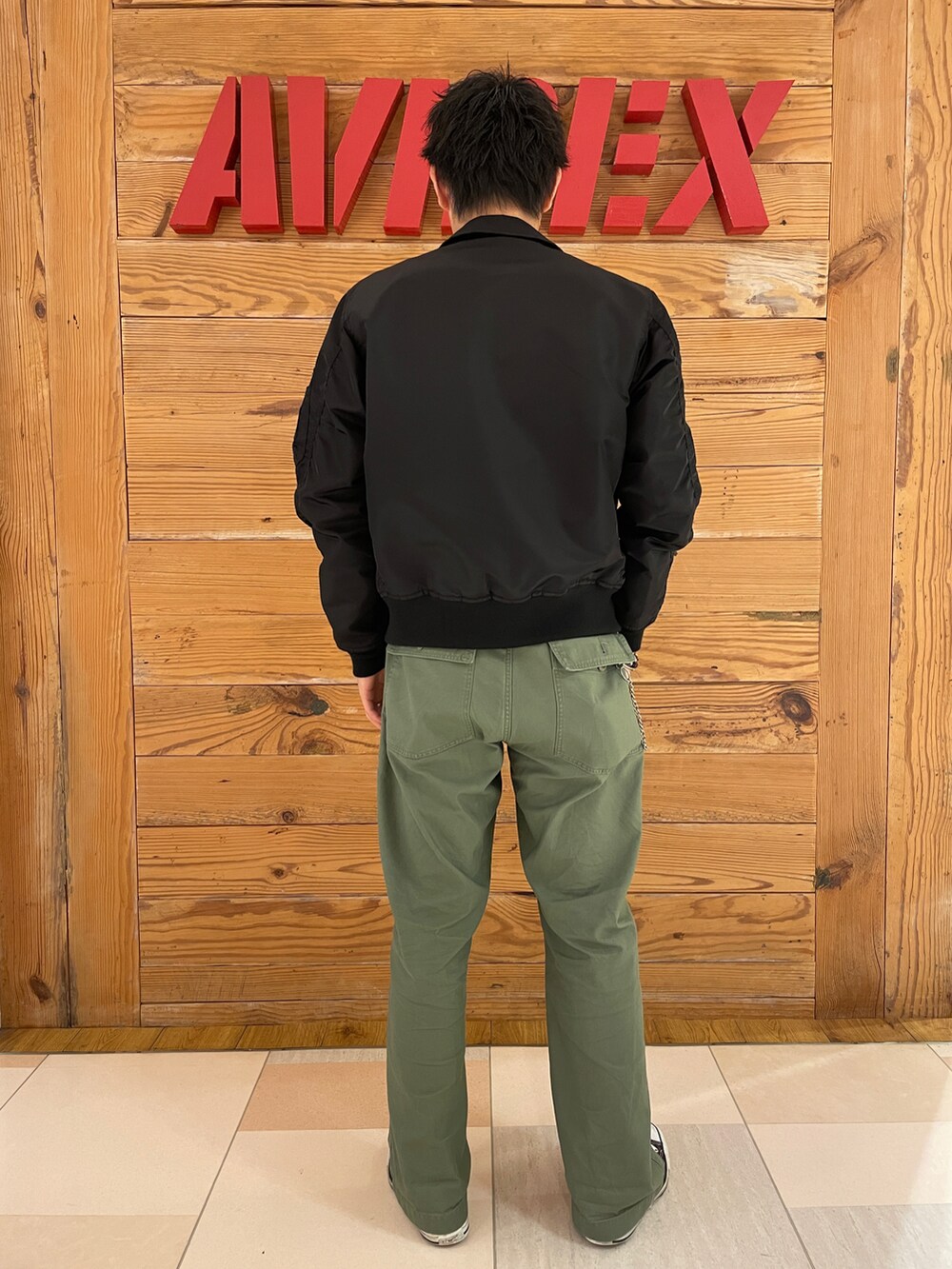 「AVIREX、大人カジュアル、休日スタイル、古着MIX、ootd、シンプルコーデ、メンズファッション、おしゃれさんと繋がりたい、AVIREXBelle、ファッションの力を信じよう」｜「AVIREXのBAKER PANTS / ベイカー パンツ / AVIREX / アヴィレックス（その他パンツ、グリーン系）」を使った、ひらいさん（メンズ・174cm）の秋コーディネートの2枚目の写真