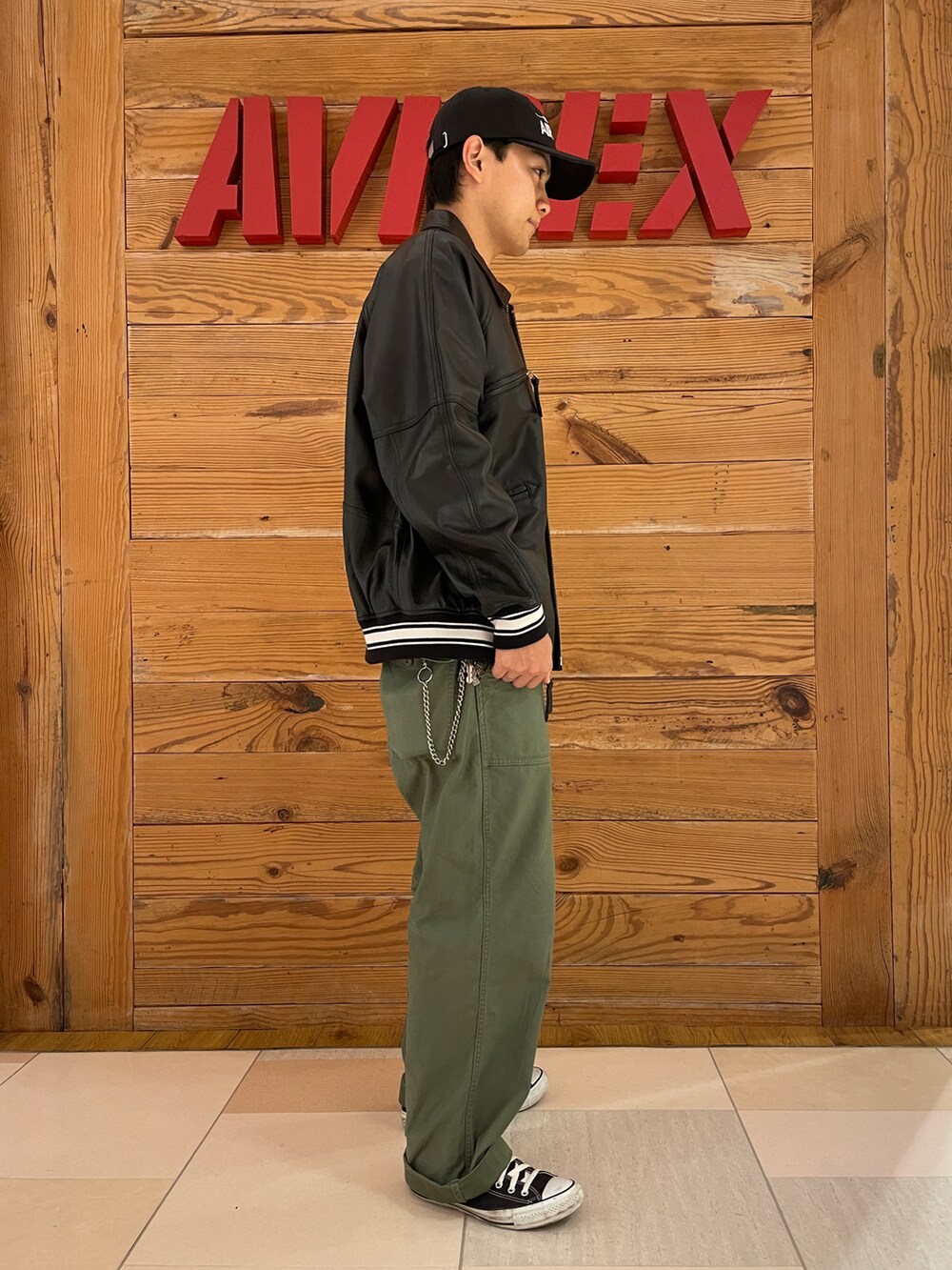 「シンプル、AVIREX、ootd、シンプルコーデ、今日のコーデ、メンズコーデ、秋冬コーデ、お洒落さんとつながりたい、AVIREXBelle、ファッションの力を信じよう」｜「AVIREXの【先行予約 7月上旬-7月中旬入荷予定】BAKER PANTS / ベイカー パンツ（パンツ、グリーン系）」を使った、ひらいさん（メンズ・174cm）の秋コーディネートの4枚目の写真
