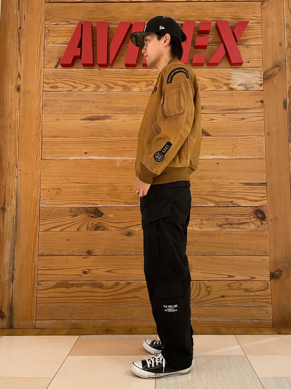 「カジュアル、AVIREX、お出かけコーデ、ootd、秋服、カジュアルコーデ、メンズコーデ、シルバーアクセサリー、AVIREXBelle、ファッションの力を信じよう」｜「AVIREXの《COLLECTION》AIR NATIONAL GUARD 8POCKET CARGO PANTS / エアーナショナルガード 8ポケット カーゴ パンツ / AVIREX / アヴィレックス（カーゴパンツ、ブラック系）」を使った、ひらいさん（メンズ・174cm）の秋コーディネートの3枚目の写真