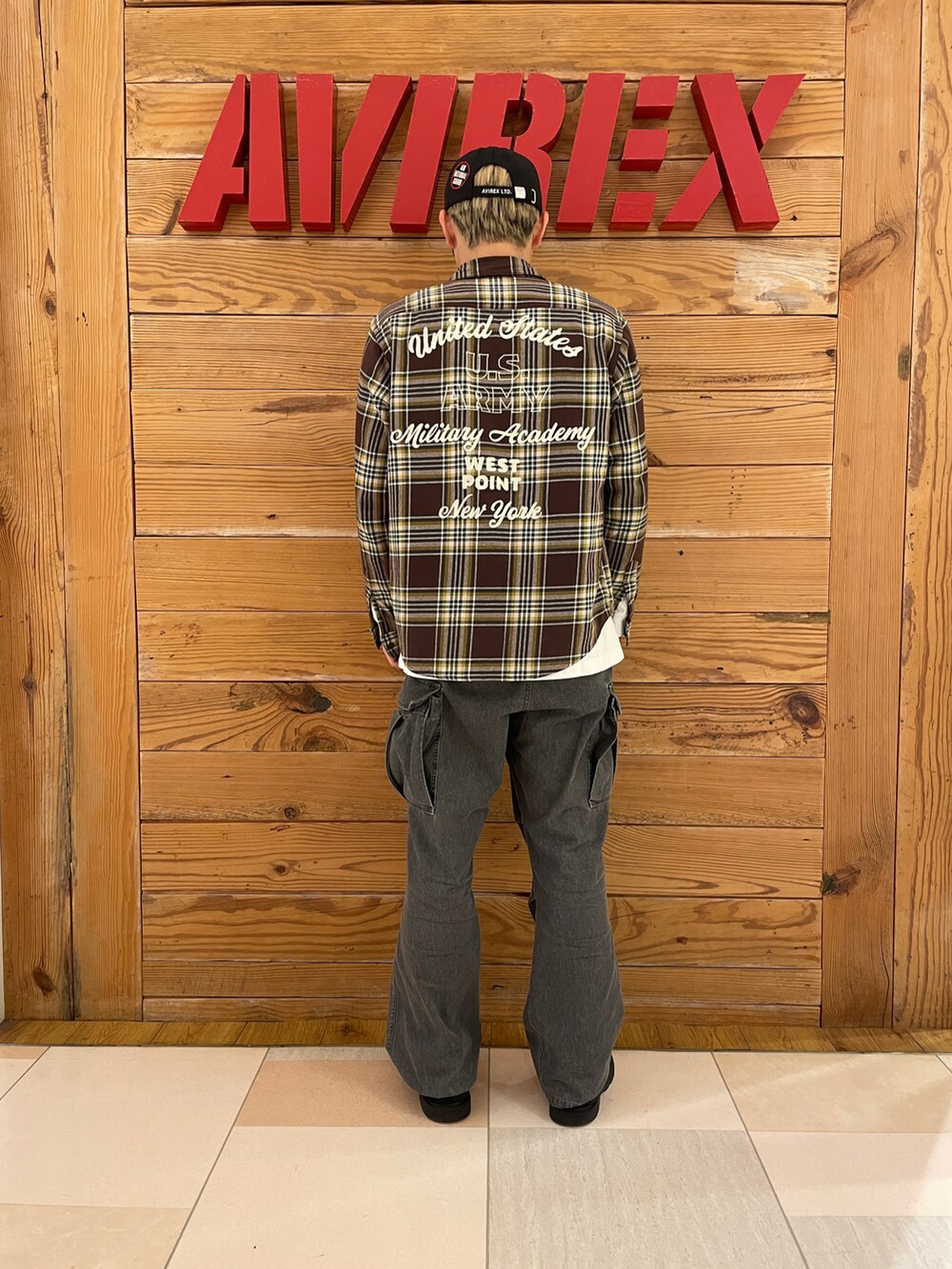 「AVIREX、大人カジュアル、休日スタイル、きれいめカジュアル、ootd、シンプルコーデ、秋冬コーデ、AVIREXBelle、AVIREX町田店、ファッションの力を信じよう」｜「AVIREXの《直営店限定》DENIM EASY CARGO PANTS / デニム イージーカーゴパンツ / AVIREX / アヴィレックス（カーゴパンツ、ブラック系）」を使った、ひらいさん（メンズ・174cm）の冬コーディネートの2枚目の写真