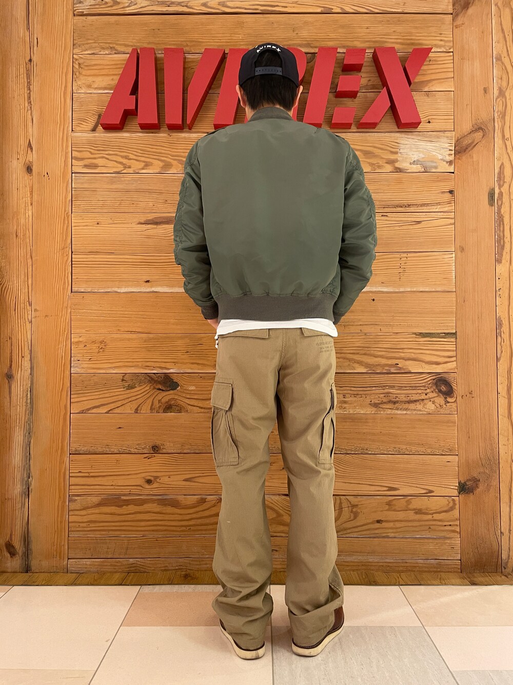 「カジュアル、AVIREX、休日スタイル、お出かけコーデ、ootd、秋服コーデ、お洒落さんとつながりたい、AVIREXBelle、ファッションの力を信じよう、ファッションを楽しもう」｜「NEW ERAの【×NEW ERA】ACキャップ/9FIFTY SNAP BACK CAP TYPE  AC（キャップ、ブラック系）」を使った、ひらいさん（メンズ・174cm）の秋コーディネートの2枚目の写真