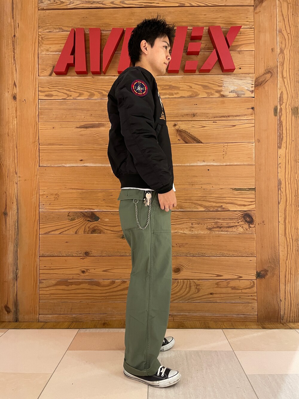 「ミリタリー、秋のコーデ、AVIREX、秋ファッション、ootd、シンプルスタイル、ストリートコーデ、メンズコーデ、AVIREXBelle、ファッションの力を信じよう」｜「AVIREXの【先行予約 7月上旬-7月中旬入荷予定】BAKER PANTS / ベイカー パンツ（パンツ、グリーン系）」を使った、ひらいさん（メンズ・174cm）の秋コーディネートの4枚目の写真