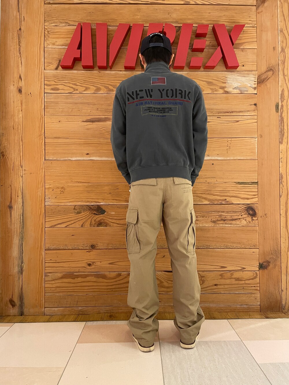 「シンプル、AVIREX、ブラウン、大人コーデ、休日コーデ、ootd、今日のコーデ、秋冬コーデ、AVIREXBelle、ファッションの力を信じよう」｜「NEW ERAの【×NEW ERA】ACキャップ/9FIFTY SNAP BACK CAP TYPE  AC（キャップ、ブラック系）」を使った、ひらいさん（メンズ・174cm）の秋コーディネートの2枚目の写真