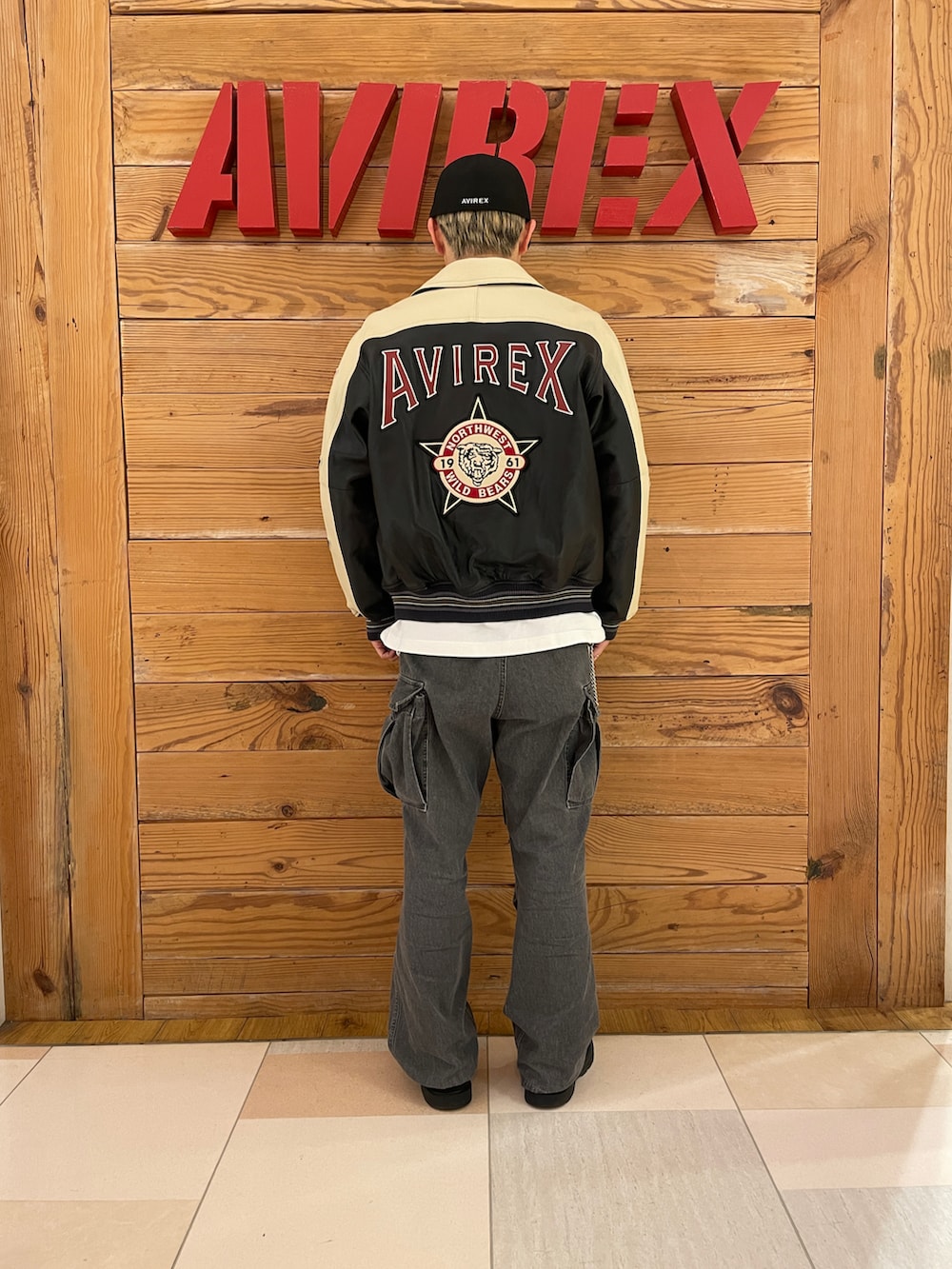 「AVIREX、大人カジュアル、休日スタイル、きれいめカジュアル、ootd、シンプルコーデ、秋冬コーデ、AVIREXBelle、ファッションの力を信じよう、ファッションを楽しもう」｜「AVIREXの《直営店限定》DENIM EASY CARGO PANTS / デニム イージーカーゴパンツ / AVIREX / アヴィレックス（カーゴパンツ、ブラック系）」を使った、ひらいさん（メンズ・174cm）の冬コーディネートの2枚目の写真