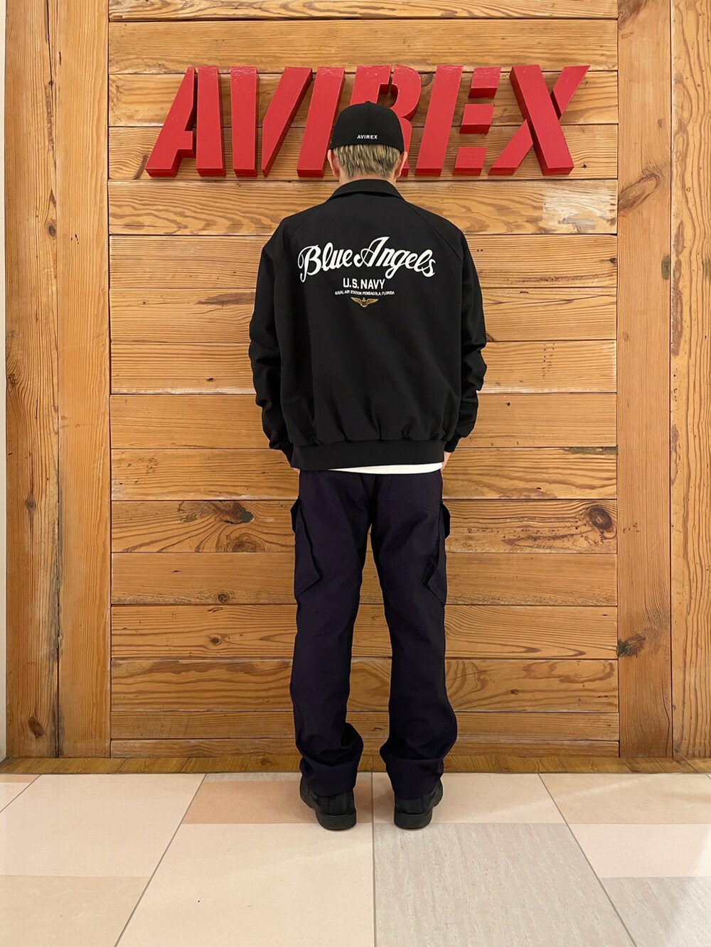 「AVIREX、お出かけコーデ、ootd、メンズコーデ、オトナカジュアル、お洒落さんとつながりたい、AVIREXBelle、AVIREX町田店、ファションの力を信じよう、ファッションを楽しもう」｜「AVIREXのR-CARGO PANTS / R-カーゴパンツ / AVIREX / アヴィレックス（カーゴパンツ、ブルー系）」を使った、ひらいさん（メンズ・174cm）の冬コーディネートの2枚目の写真