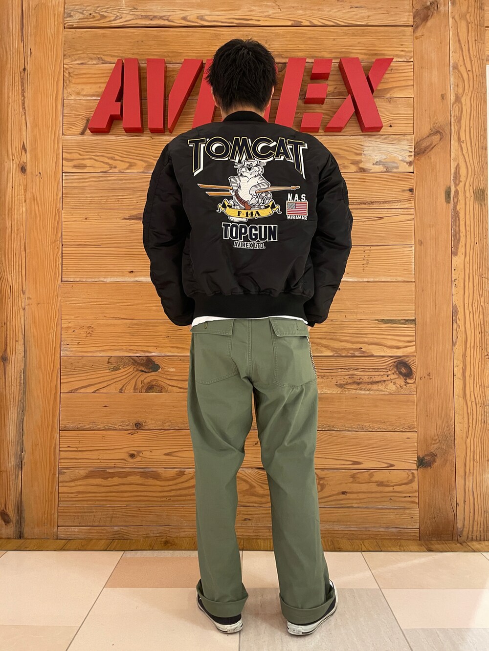 「ミリタリー、秋のコーデ、AVIREX、秋ファッション、ootd、シンプルスタイル、ストリートコーデ、メンズコーデ、AVIREXBelle、ファッションの力を信じよう」｜「AVIREXの【先行予約 7月上旬-7月中旬入荷予定】BAKER PANTS / ベイカー パンツ（パンツ、グリーン系）」を使った、ひらいさん（メンズ・174cm）の秋コーディネートの2枚目の写真