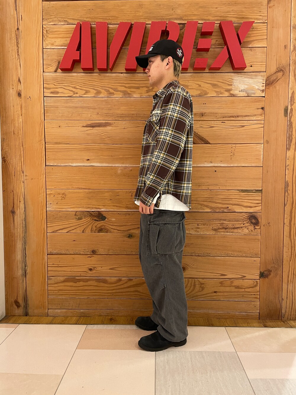 「AVIREX、大人カジュアル、休日スタイル、きれいめカジュアル、ootd、シンプルコーデ、秋冬コーデ、AVIREXBelle、AVIREX町田店、ファッションの力を信じよう」｜「AVIREXの《直営店限定》DENIM EASY CARGO PANTS / デニム イージーカーゴパンツ / AVIREX / アヴィレックス（カーゴパンツ、ブラック系）」を使った、ひらいさん（メンズ・174cm）の冬コーディネートの3枚目の写真