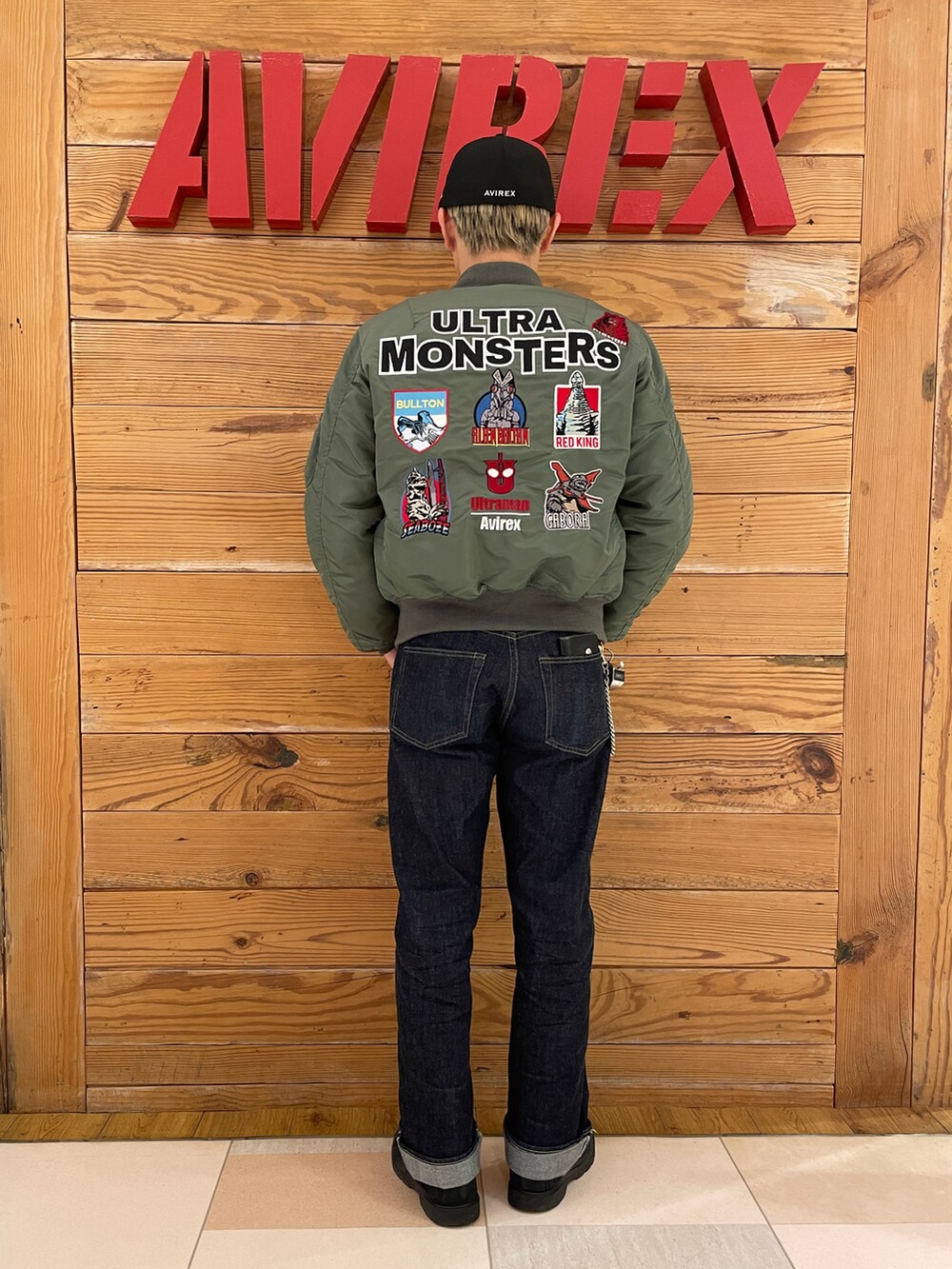 「パーカー、ストリート、AVIREX、レイヤードスタイル、オーバーサイズ、ワイドパンツ、ootd、AVIREXBelle、AVIREX町田店、ファッションの力を信じよう」｜「AVIREXのLONG SLEEVE T-SHIRT EMBROIDERY THE BLUE ANGELS / 長袖 Tシャツ エンブロイダリー ザ ブルーエンジェル / AVIREX / アヴィレックス（Tシャツ/カットソー、ホワイト系）」を使った、ひらいさん（メンズ・174cm）の冬コーディネートの2枚目の写真