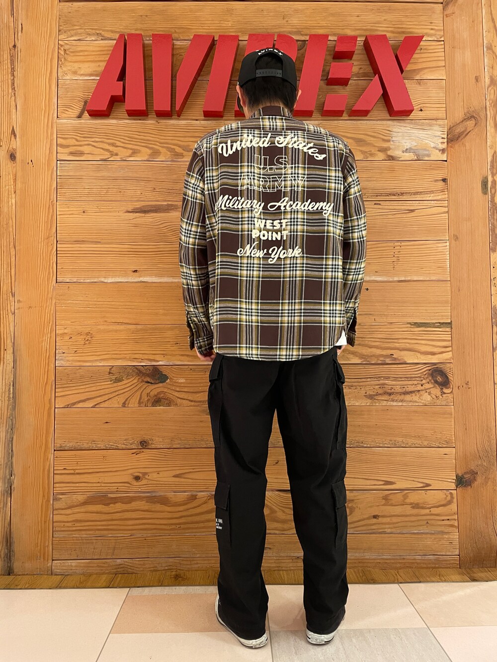 「AVIREX、休日コーデ、ootd、秋コーデ、初秋コーデ、秋服コーデ、AVIREXBelle、秋服準備はじめました、ファッションの力を信じよう、秋服まるっと大公開」｜「AVIREXの《COLLECTION》AIR NATIONAL GUARD 8POCKET CARGO PANTS / エアーナショナルガード 8ポケット カーゴ パンツ / AVIREX / アヴィレックス（カーゴパンツ、ブラック系）」を使った、ひらいさん（メンズ・174cm）の秋コーディネートの2枚目の写真