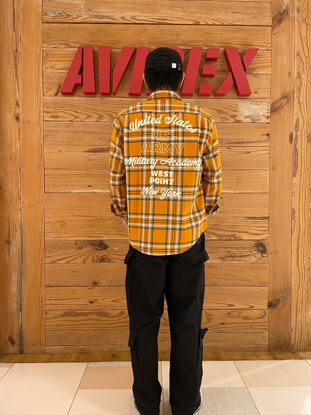 「シンプル、AVIREX、カーゴパンツ、ootd、シンプルスタイル、メンズファッション、秋コーデ、AVIREXBelle、古着好きな人と繋がりたい、ファッションの力を信じよう」｜「AVIREXのTWILL LOGO CAP / ツイル ロゴ キャップ / AVIREX / アヴィレックス（キャップ、ブラック系）」を使った、ひらいさん（メンズ・174cm）の夏コーディネートの2枚目の写真