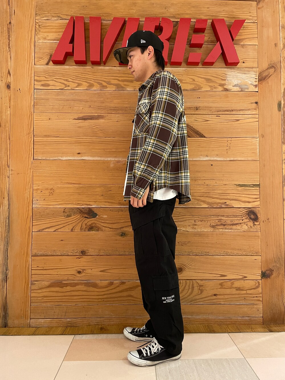 「AVIREX、休日コーデ、ootd、秋コーデ、初秋コーデ、秋服コーデ、AVIREXBelle、秋服準備はじめました、ファッションの力を信じよう、秋服まるっと大公開」｜「AVIREXの《COLLECTION》AIR NATIONAL GUARD 8POCKET CARGO PANTS / エアーナショナルガード 8ポケット カーゴ パンツ / AVIREX / アヴィレックス（カーゴパンツ、ブラック系）」を使った、ひらいさん（メンズ・174cm）の秋コーディネートの3枚目の写真