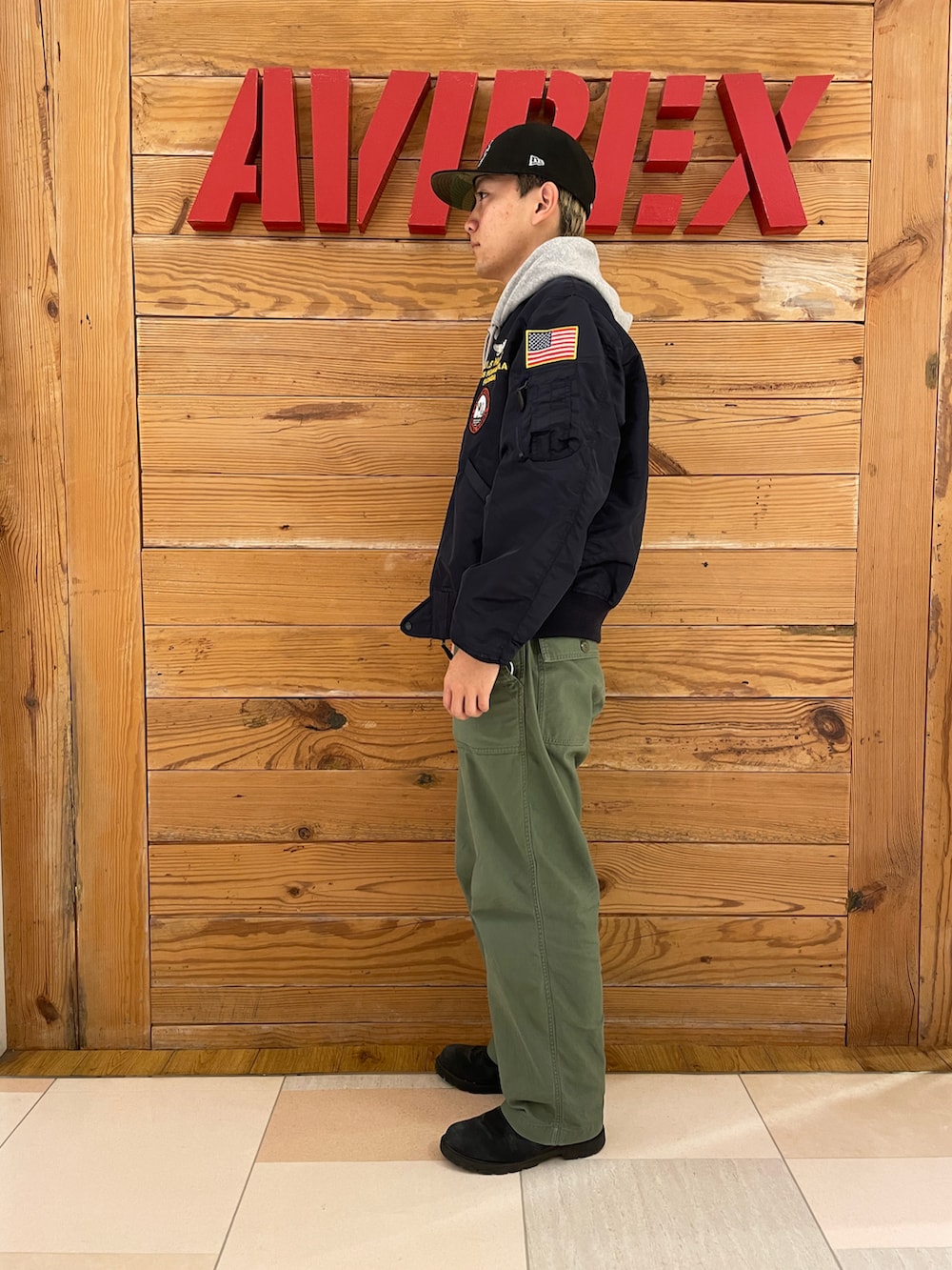 「AVIREX、お出かけコーデ、ootd、カジュアルコーデ、低身長コーデ、メンズファッション、冬アウター、AVIREXBelle、AVIREX町田店、ファッションの力を信じよう」｜「AVIREXのBAKER PANTS / ベイカー パンツ / AVIREX / アヴィレックス（その他パンツ、グリーン系）」を使った、ひらいさん（メンズ・174cm）の冬コーディネートの3枚目の写真