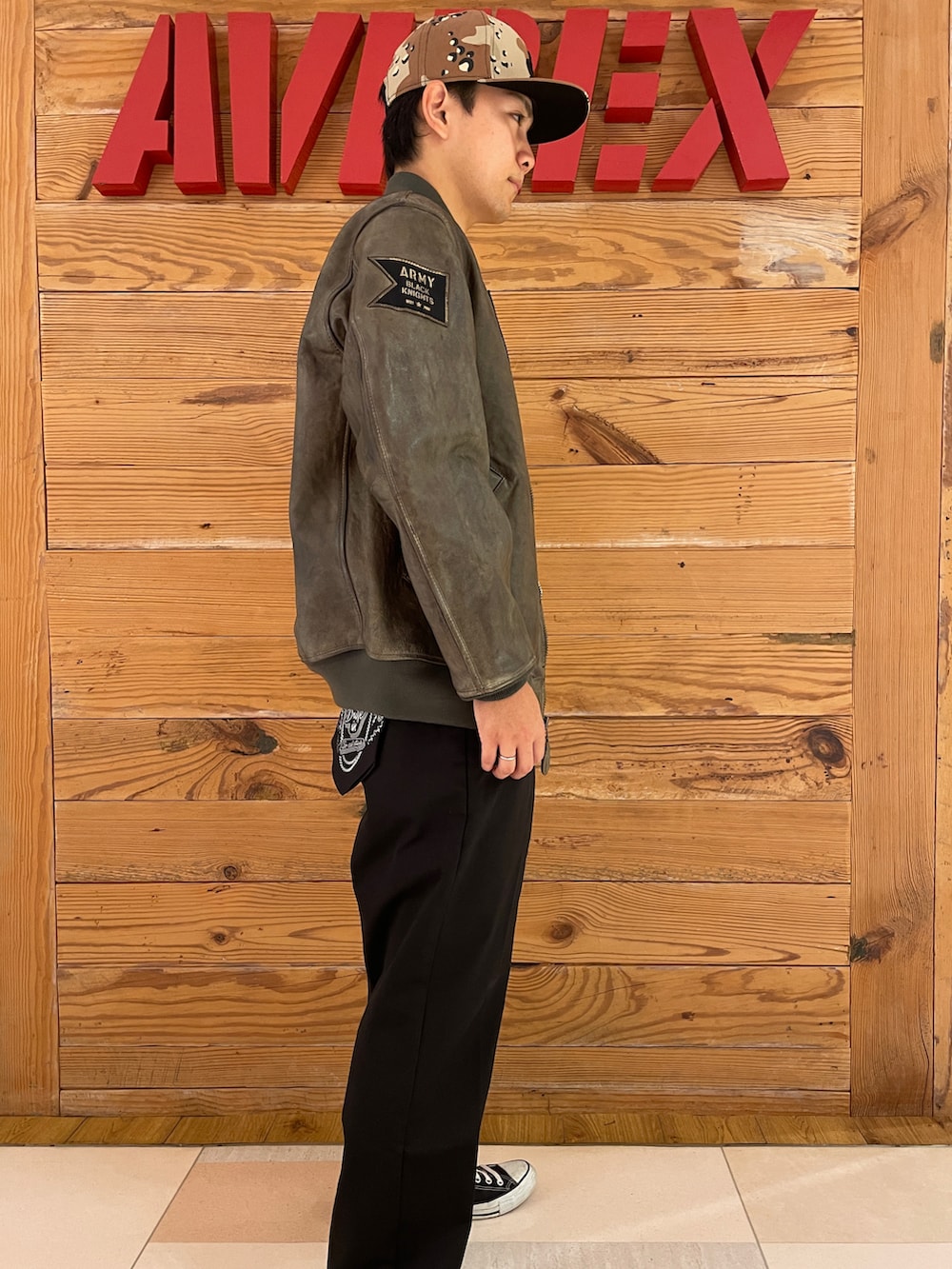 「AVIREX、ootd、AVIREXBelle、ファッションの力を信じよう」｜「NEW ERAの【×NEW ERA】ACキャップ/9FIFTY SNAP BACK CAP TYPE  AC（キャップ、グリーン系）」を使った、ひらいさん（メンズ・174cm）の秋コーディネートの4枚目の写真