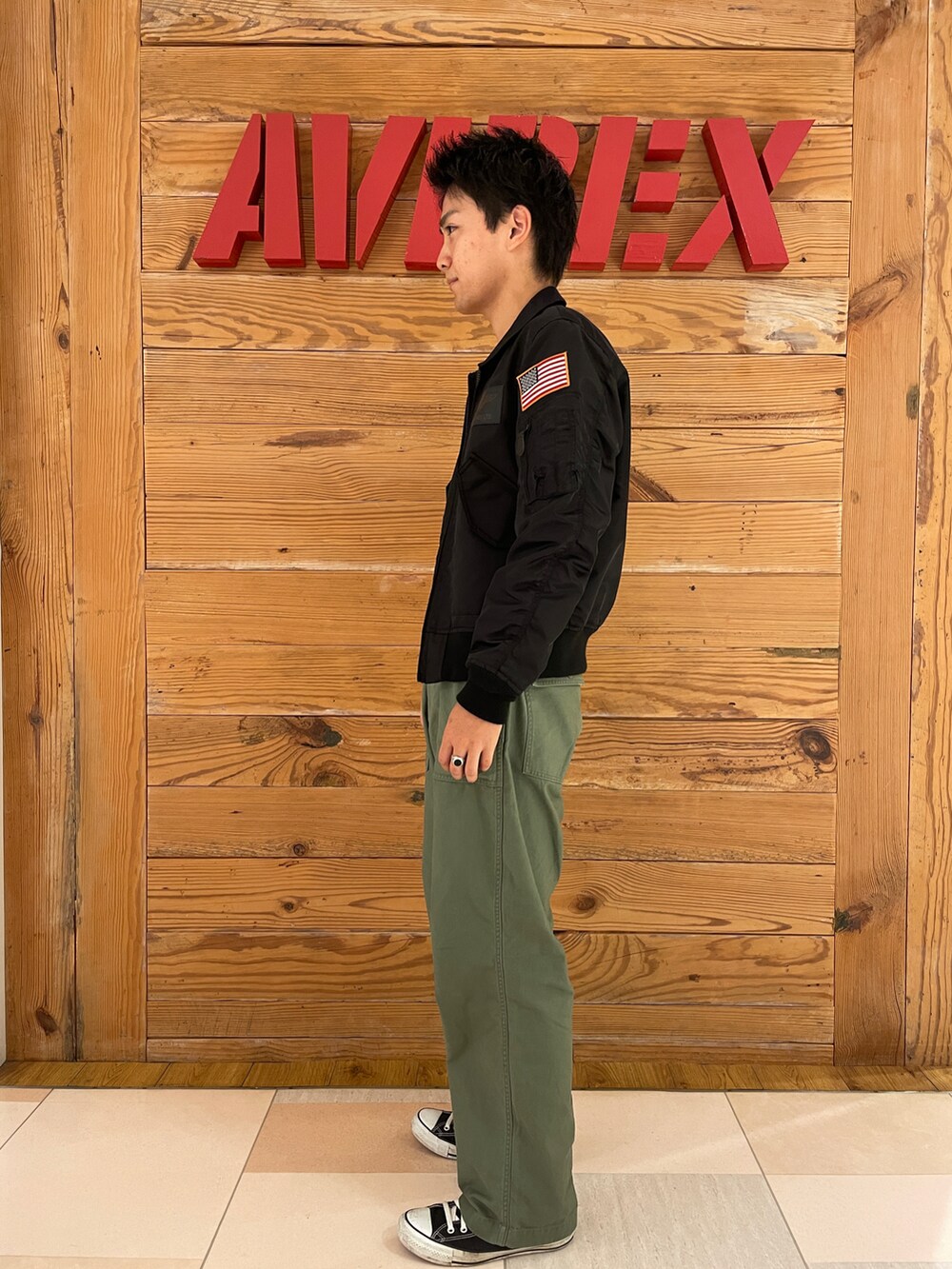 「AVIREX、大人カジュアル、休日スタイル、古着MIX、ootd、シンプルコーデ、メンズファッション、おしゃれさんと繋がりたい、AVIREXBelle、ファッションの力を信じよう」｜「AVIREXのBAKER PANTS / ベイカー パンツ / AVIREX / アヴィレックス（その他パンツ、グリーン系）」を使った、ひらいさん（メンズ・174cm）の秋コーディネートの3枚目の写真