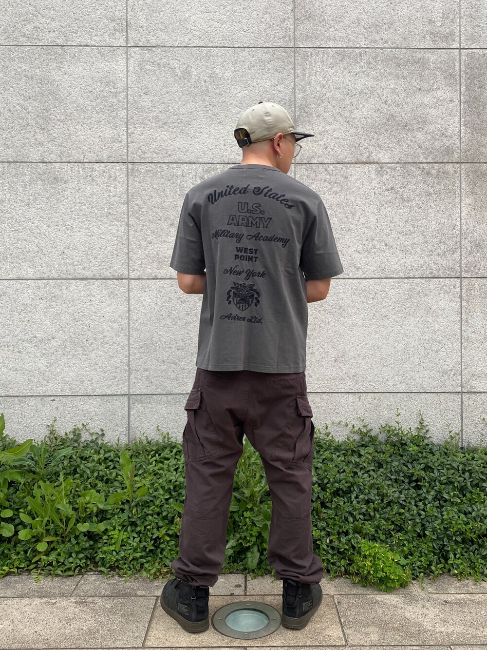 グレー系のカーゴパンツ、グレー系のTシャツ/カットソーを着用したメンズの夏コーディネートの2枚目の写真