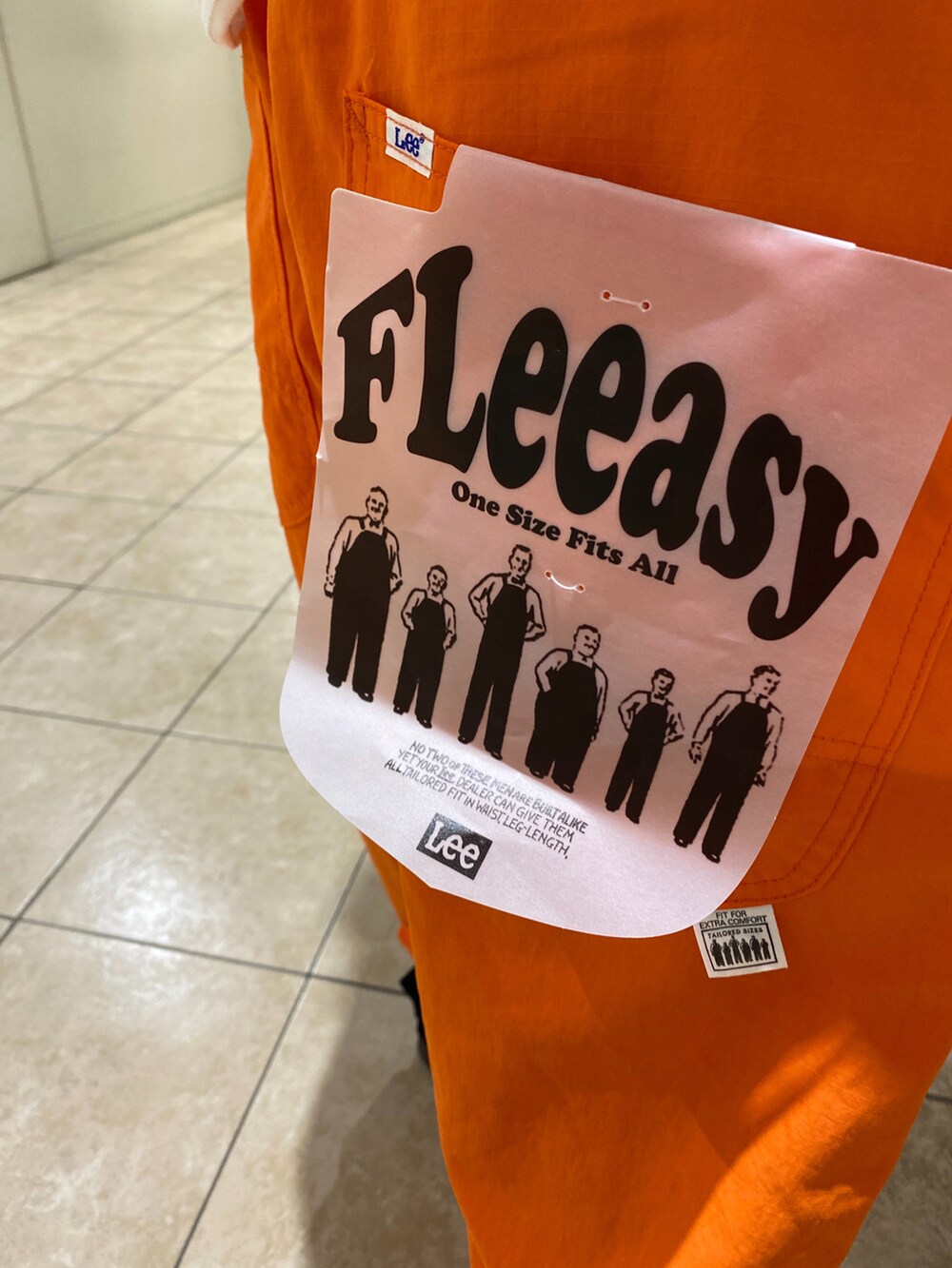 オレンジ系のその他パンツ、ホワイト系のTシャツ/カットソーを着用したメンズの夏コーディネートの3枚目の写真