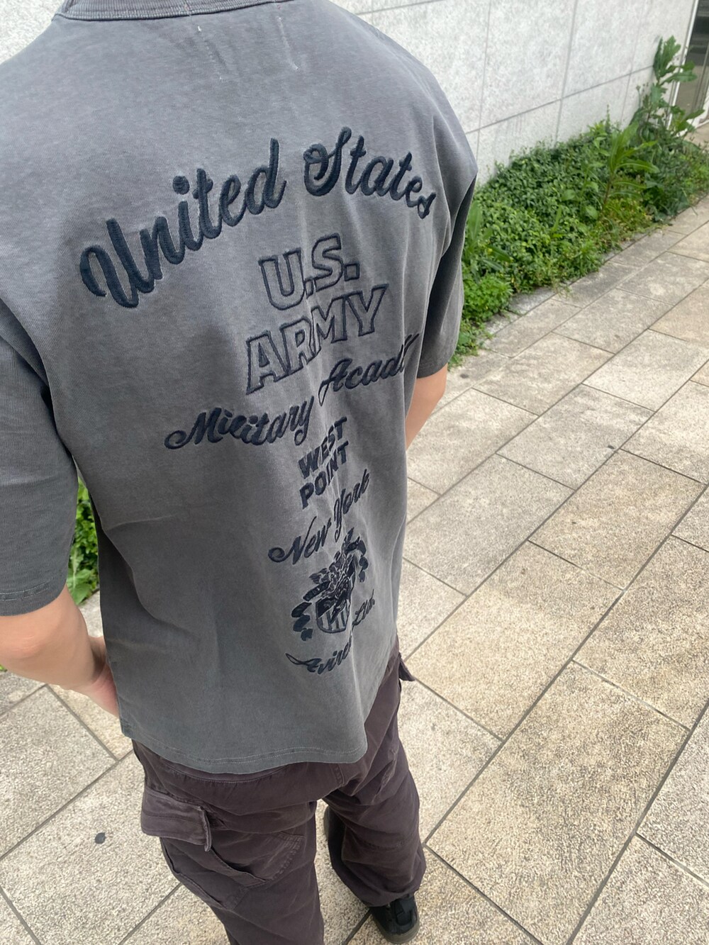 グレー系のカーゴパンツ、グレー系のTシャツ/カットソーを着用したメンズの夏コーディネートの3枚目の写真