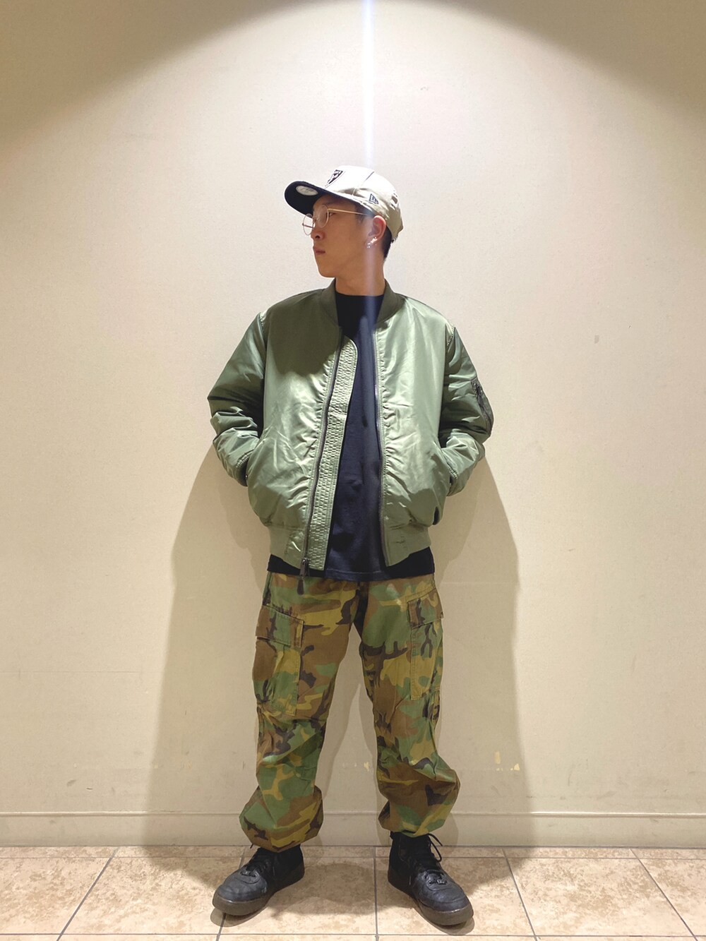その他のカーゴパンツ、ブラック系のTシャツ/カットソー、グリーン系のMA-1を着用したメンズの夏コーディネートの2枚目の写真