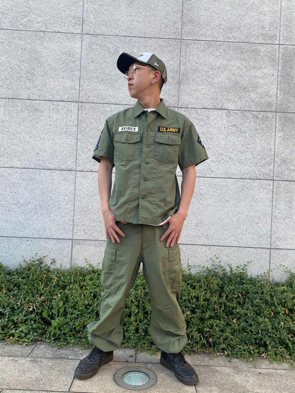 グリーン系のシャツ/ブラウス、グリーン系のカーゴパンツ、その他のキャップを着用したメンズの夏コーディネートの2枚目の写真