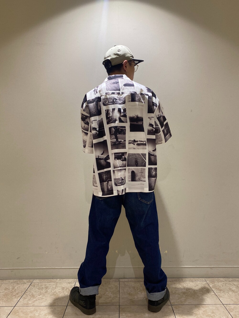 ホワイト系のシャツ/ブラウス、その他のデニムパンツを着用したメンズの夏コーディネートの2枚目の写真