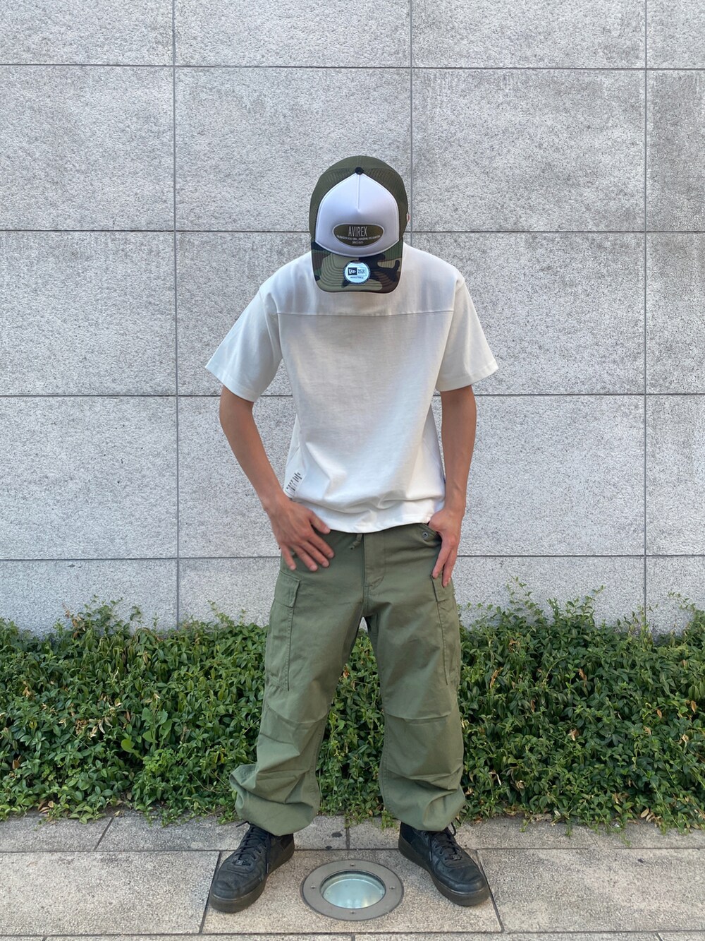 ホワイト系のTシャツ/カットソー、グリーン系のカーゴパンツ、その他のキャップを着用したメンズの夏コーディネートの2枚目の写真