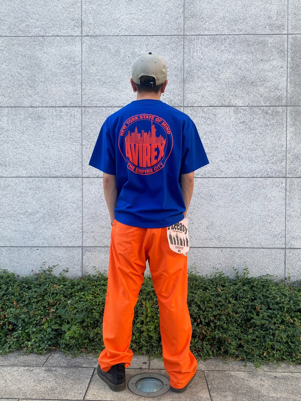 ブルー系のTシャツ/カットソー、オレンジ系のその他パンツを着用したメンズの夏コーディネートの3枚目の写真