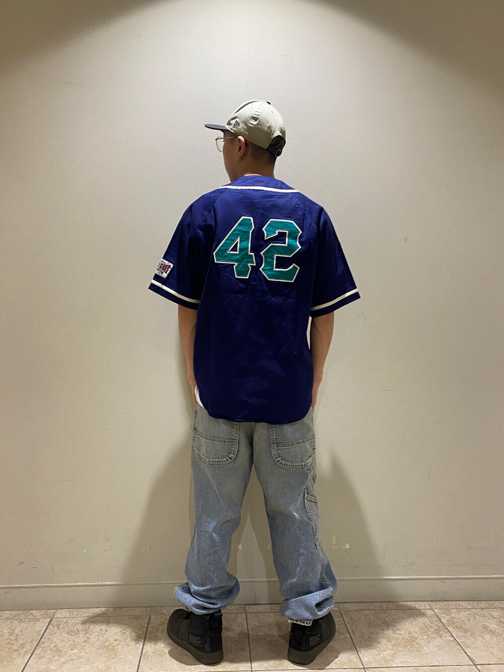 その他のデニムパンツ、ブルー系のシャツ/ブラウスを着用したメンズの夏コーディネートの2枚目の写真