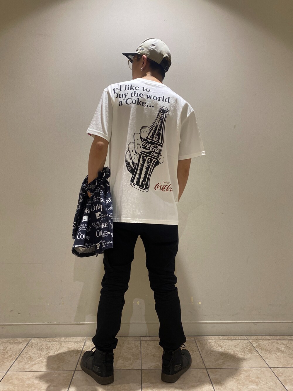 ブラック系のパンツ、ホワイト系のTシャツ/カットソー、ブラック系のシャツ/ブラウスを着用したメンズの夏コーディネートの3枚目の写真