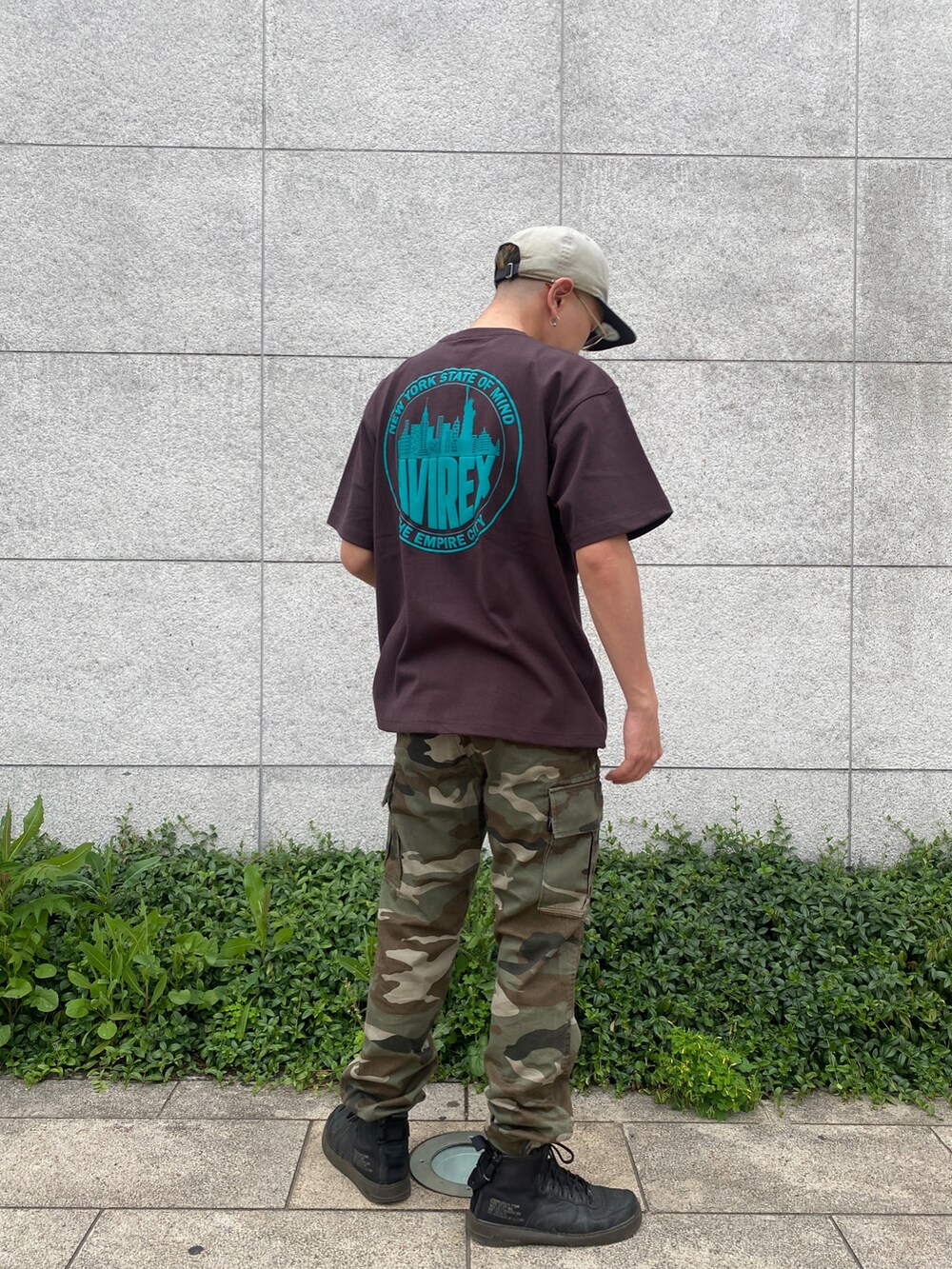 ブラウン系のTシャツ/カットソー、その他のカーゴパンツを着用したメンズの夏コーディネートの2枚目の写真