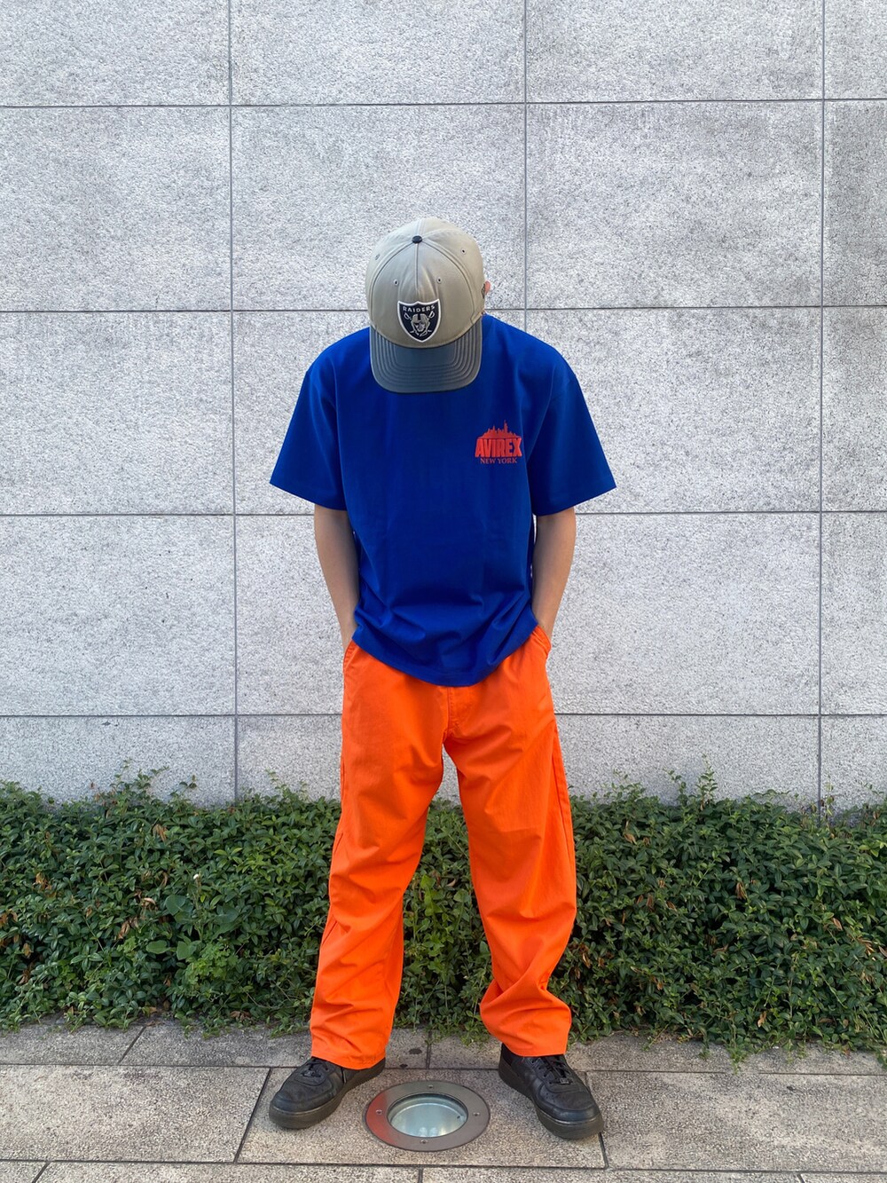 ブルー系のTシャツ/カットソー、オレンジ系のその他パンツを着用したメンズの夏コーディネートの2枚目の写真