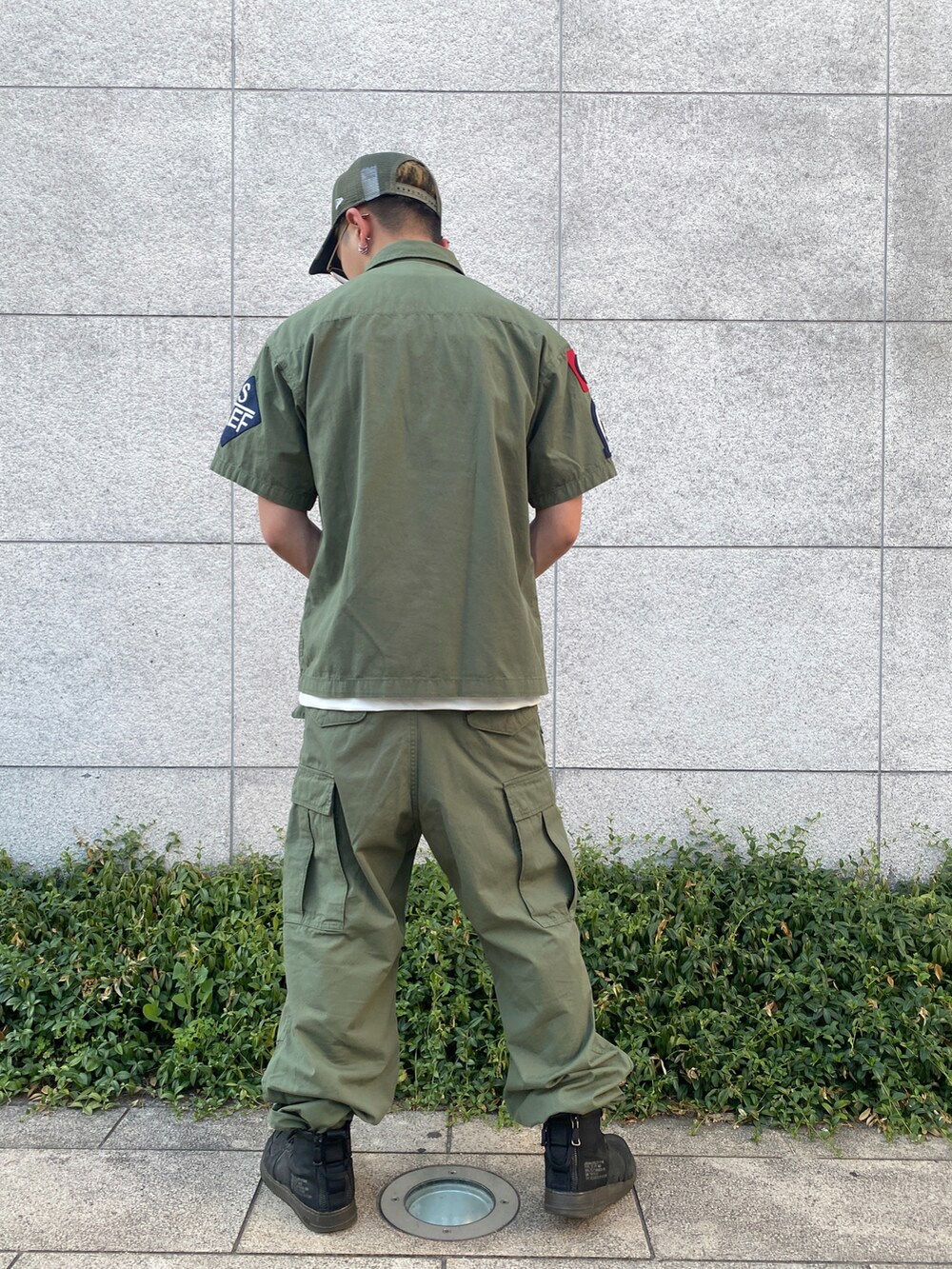 グリーン系のシャツ/ブラウス、グリーン系のカーゴパンツ、その他のキャップを着用したメンズの夏コーディネートの3枚目の写真