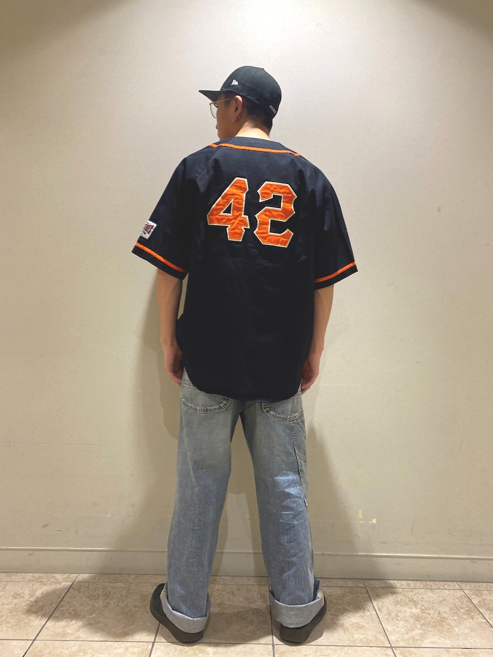 その他のデニムパンツ、オレンジ系のTシャツ/カットソー、ブラック系のシャツ/ブラウスを着用したメンズの春コーディネートの2枚目の写真