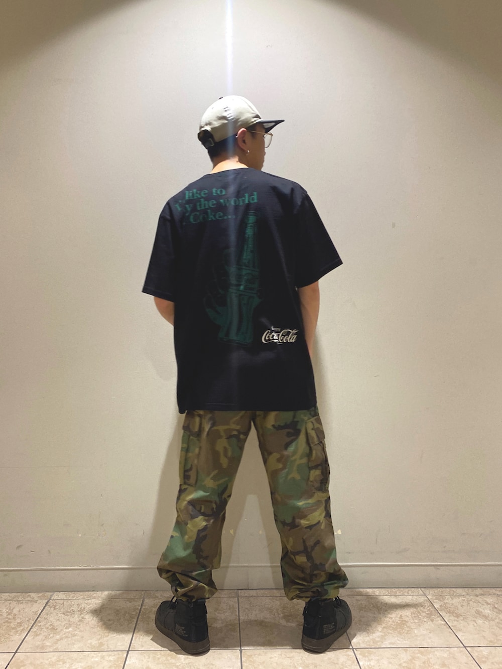 その他のカーゴパンツ、ブラック系のTシャツ/カットソー、グリーン系のMA-1を着用したメンズの夏コーディネートの4枚目の写真