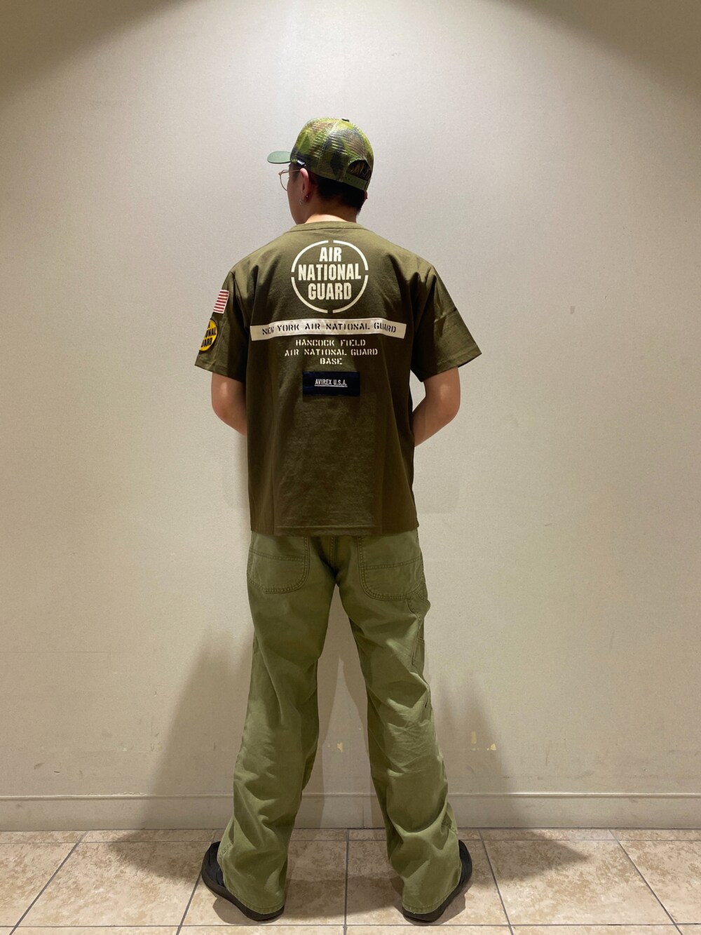 グリーン系のTシャツ/カットソー、グリーン系のその他パンツ、グリーン系のキャップを着用したメンズの夏コーディネートの2枚目の写真