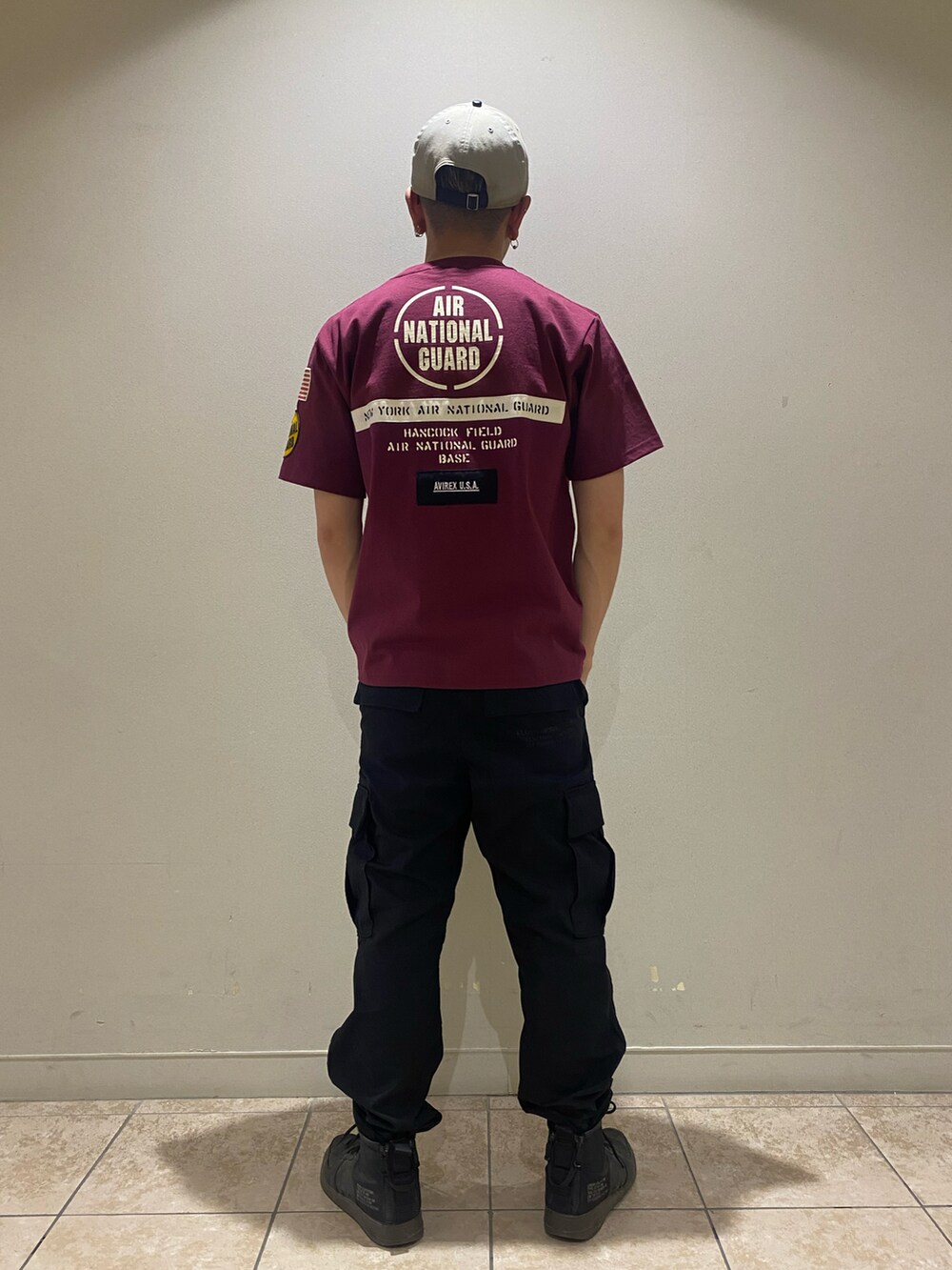 ブラック系のカーゴパンツ、ブラック系のシャツ/ブラウス、その他のTシャツ/カットソーを着用したメンズの夏コーディネートの3枚目の写真