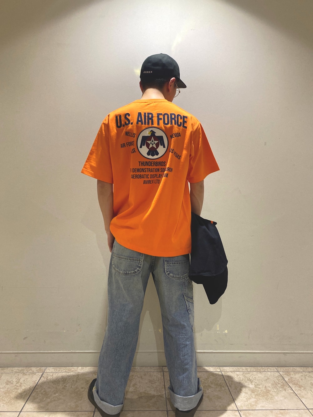 その他のデニムパンツ、オレンジ系のTシャツ/カットソー、ブラック系のシャツ/ブラウスを着用したメンズの春コーディネートの3枚目の写真