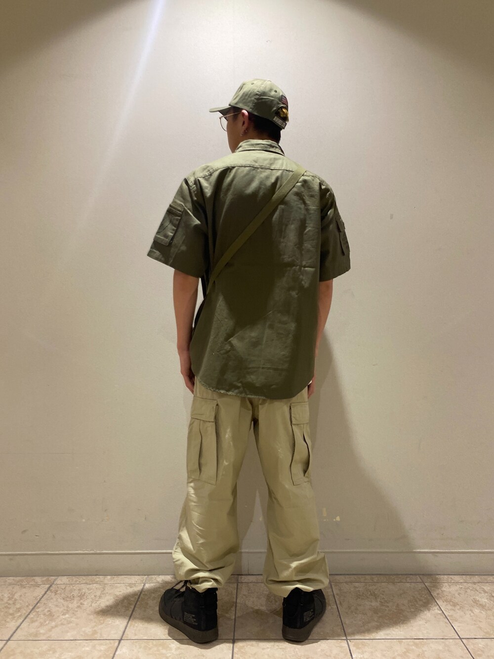 ベージュ系のカーゴパンツ、グリーン系のシャツ/ブラウス、グリーン系のショルダーバッグを着用したメンズの夏コーディネートの2枚目の写真