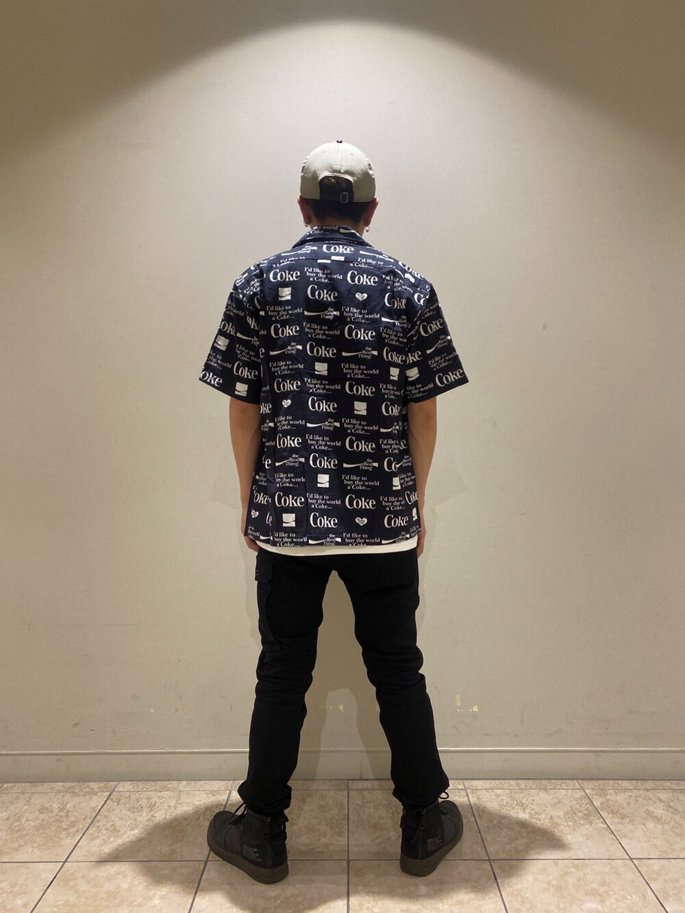 ブラック系のパンツ、ホワイト系のTシャツ/カットソー、ブラック系のシャツ/ブラウスを着用したメンズの夏コーディネートの2枚目の写真