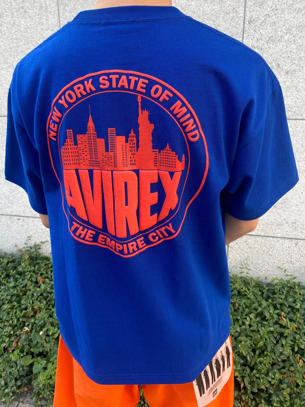 ブルー系のTシャツ/カットソー、オレンジ系のその他パンツを着用したメンズの夏コーディネートの4枚目の写真