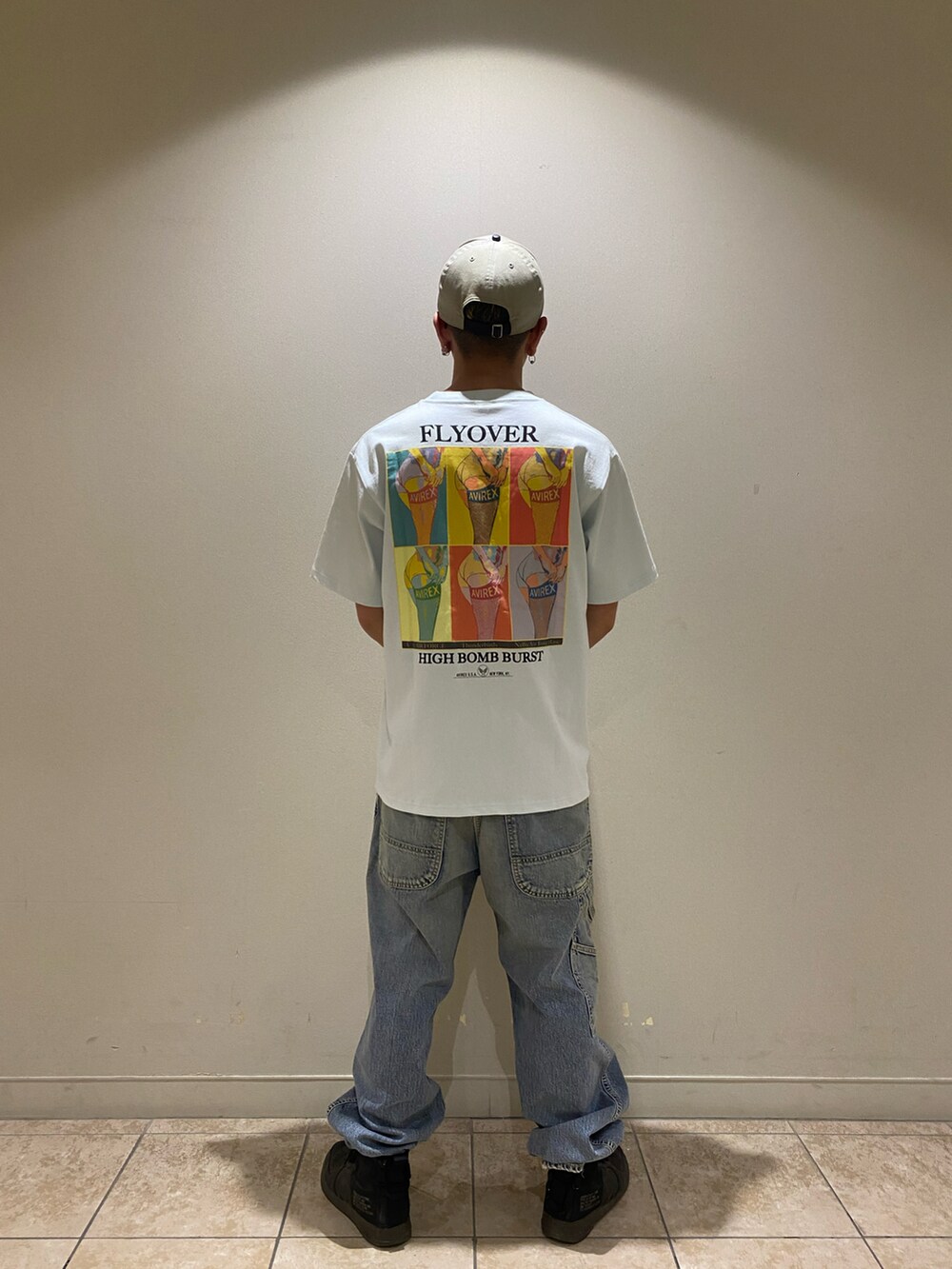 その他のデニムパンツ、ブルー系のTシャツ/カットソーを着用したメンズの夏コーディネートの2枚目の写真