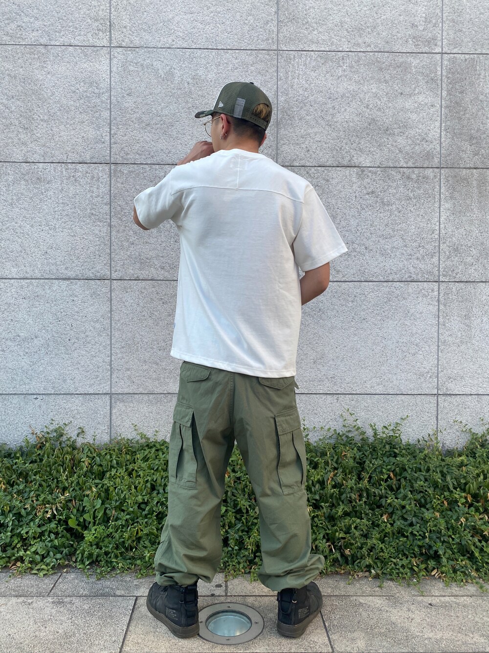 ホワイト系のTシャツ/カットソー、グリーン系のカーゴパンツ、その他のキャップを着用したメンズの夏コーディネートの3枚目の写真