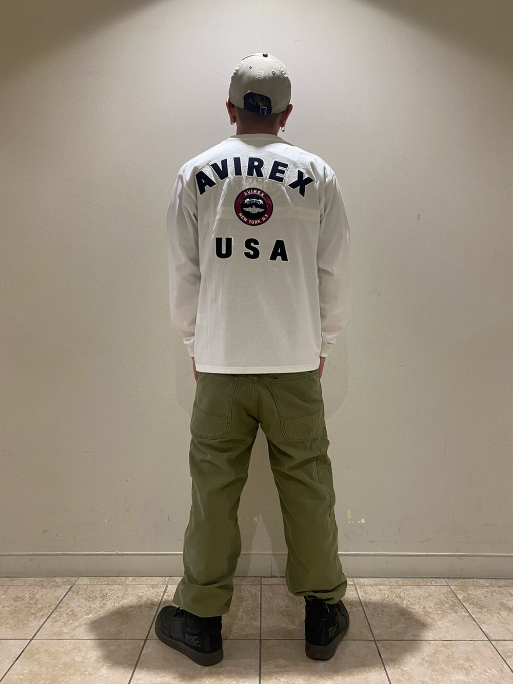 ホワイト系のTシャツ/カットソー、グリーン系のその他パンツを着用したメンズの夏コーディネートの2枚目の写真