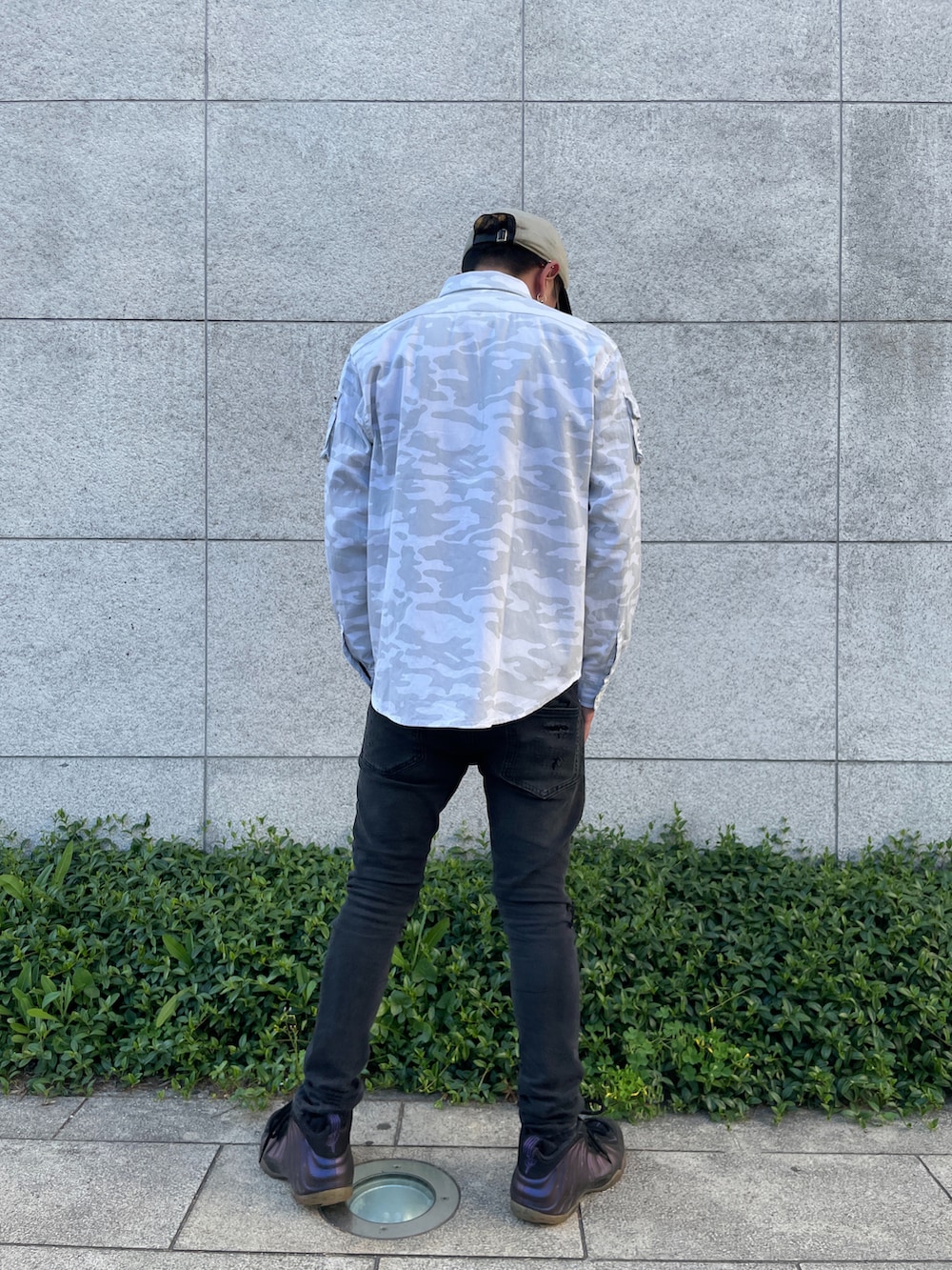 ブラック系のデニムパンツ、ホワイト系のシャツ/ブラウス、ブラック系のTシャツ/カットソーを着用したメンズの春コーディネートの3枚目の写真